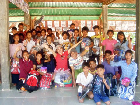 Siem Reap 2011 - Group photo with orphans in Siem Reap Orphanage